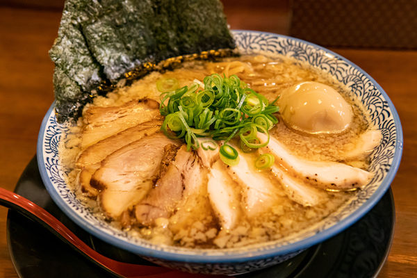 「背脂のこく煮干しらぁめん チャーシュートッピング」@千葉房総 麺のマルタイの写真