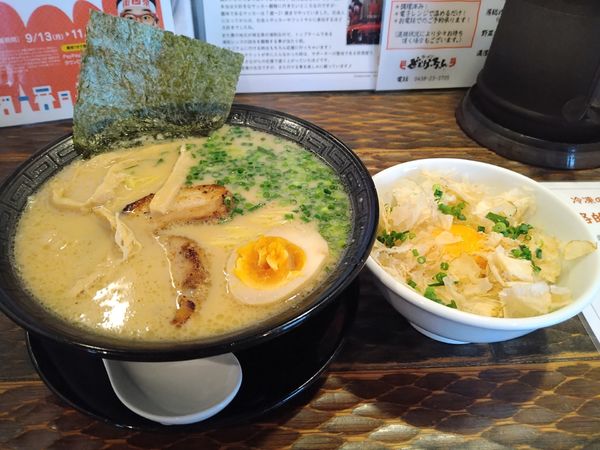 「とんこつラーメン＋鶏節のせ玉子かけごはん（¥1001）」@どでかっちゃん 木更津店の写真