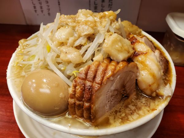「大ラーメン¥850[ヤサイマシアブラマシ]+味玉1個¥100」@麺 五六の写真