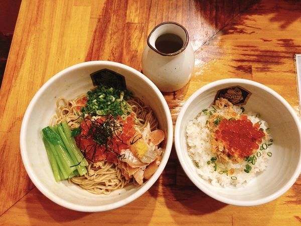 「【限定】いくらと燻製炙りサーモンの油そば」@真鯛らーめん 麺魚の写真