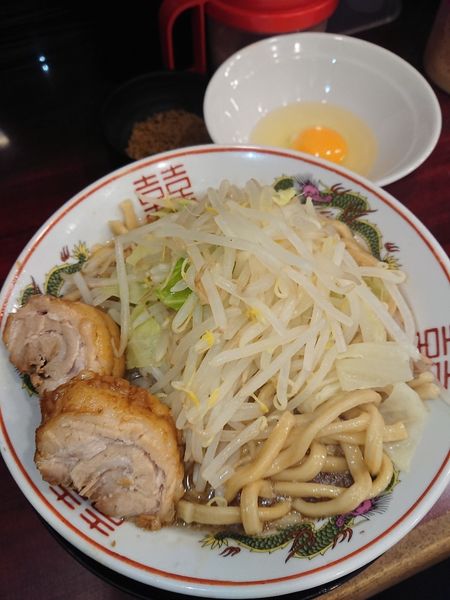 「プチらーめん +別皿生卵+カレー粉(おまけ)+ 紙エプロン」@ぶっ豚 明大前店の写真