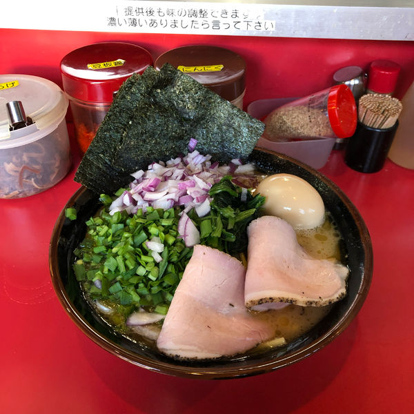 「昼飯セット、ムラサキタマネギ、生ニラトッピング」@どんとこい家の写真