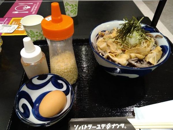 「ぶっかけラー油肉蕎麦」@蕎麦とラー油で幸なった。 イオンモール京都桂川店の写真