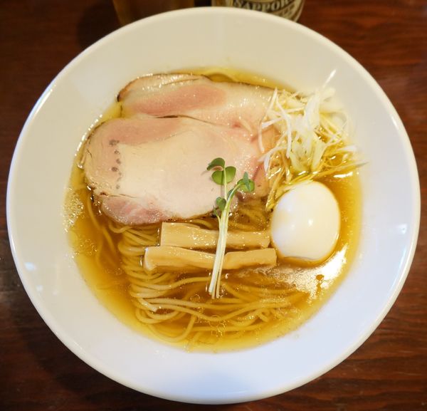 「白醤油ラーメン＋味付玉子＋サッポロラガー(中瓶)」@ラーメン ニュー松戸の写真