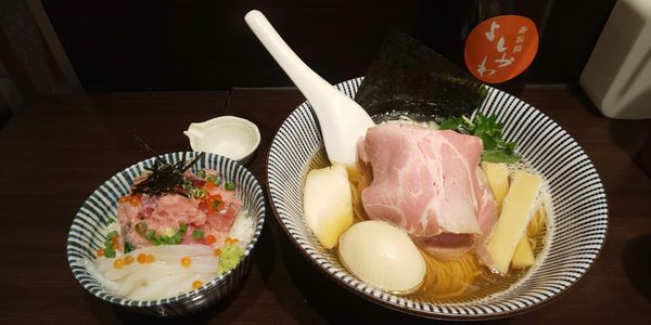 「特製白醤油煮干そば+海鮮丼」@寿製麺 よしかわ 西台駅前店の写真