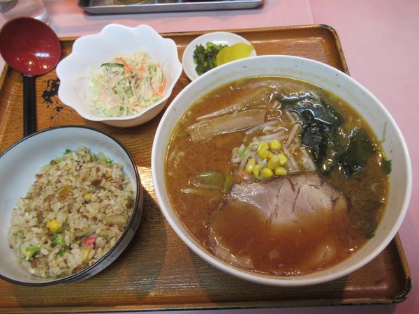 「白みそラーメン（半チャーハンセット）（1,000円）」@札幌ラーメン どさん娘 府中寿町店の写真