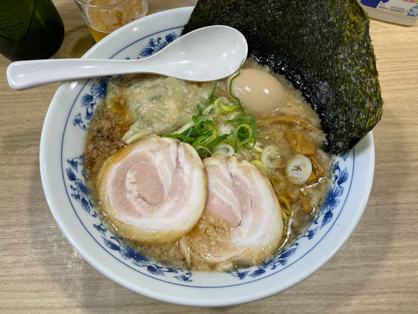 「背脂醤油ラーメン＋味玉」@覆めん 花木の写真