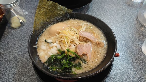 「ネギラーメン、味玉、平打ち麺変更」@拉麺・呑み喰い処 伊八の写真