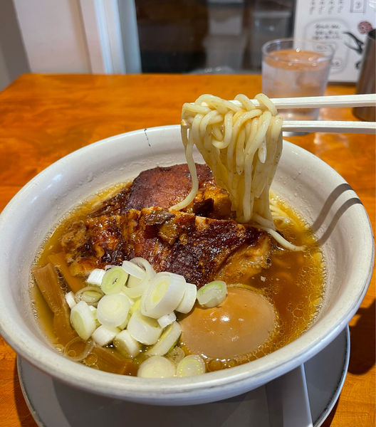 「らーめん macro 焼豚2枚 1000円＋特選こだわり煮卵  」@人類みな麺類 東京本店の写真