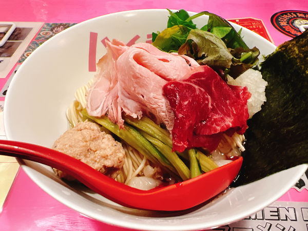 「凛々しい赤毛和牛生ハム×カルピスバターまぜソバ〜の名古屋コーチン」@らーめん凛々の写真