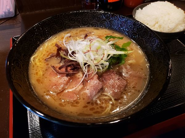 「自家製牛骨らぁめん+牛バラチャーシュー+しろめし」@redの写真