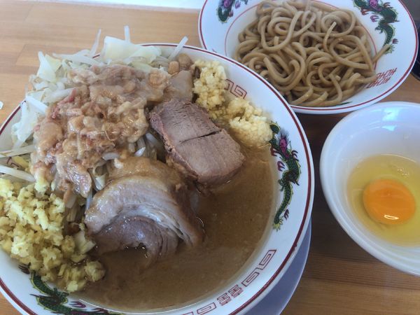 「ミニラーメン700円+つけ麺変更100円+生卵50円。ニンニ」@ガッツリラーメンいち豚 郡山金屋店の写真