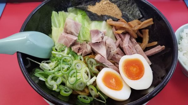 「特製まぜそば　コロチャーシュートッピング」@山岡家 松本店の写真