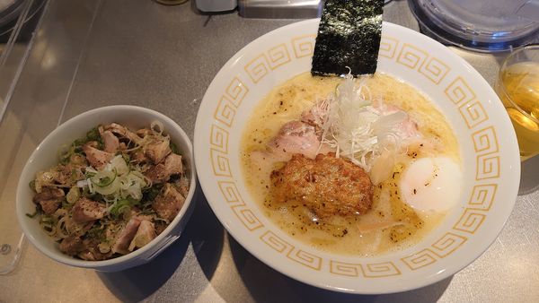 「鶏白湯らぁ麺 950円 + チャーシュー丼 350円」@麺や くろえもんの写真