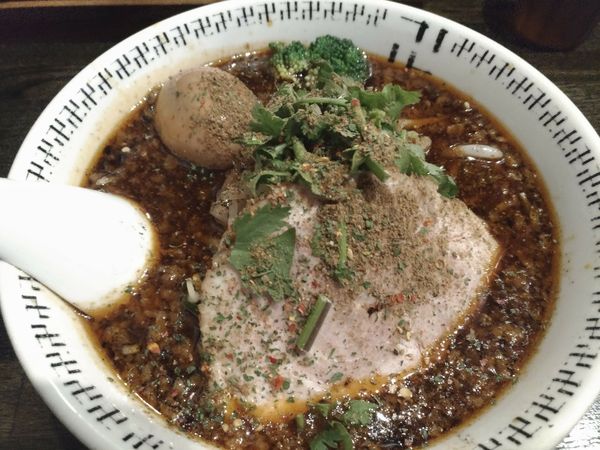 「スパイスラーメン味玉」@スパイス・ラー麺 卍力の写真