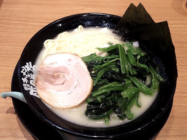 「塩ラーメン+ほうれん草」@横浜家系ラーメン 町田商店 藤沢湘南台店の写真