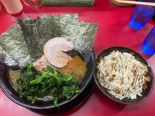 「チャーシューメン3枚中盛　海苔青菜バラチャーシュー固め多め」@家系ラーメン 王道家の写真