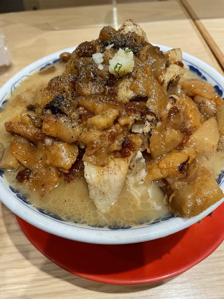 「焦がし背脂豚骨醬油　麺増し　アブラ増し」@九州らーめん亀王 JR新大阪駅店の写真