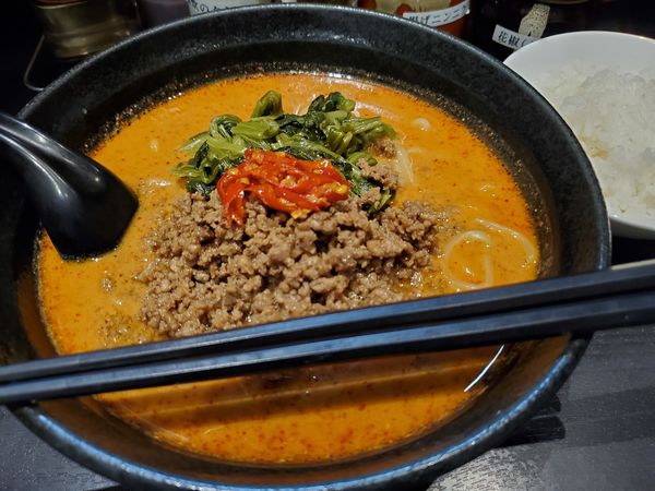 「地獄の担々麺・中盛・中級編＋5辛増し」@地獄の担担麺 天竜 トツカーナモール店の写真