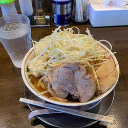 ラーメン(ニンニク・脂)、味噌味変更、ぶた増し、白ねぎ(味付き)