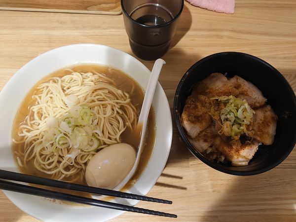 「中華そば（煮干しスープ）・味玉・チャーシュー丼」@自家製麺 伊藤 神田店の写真