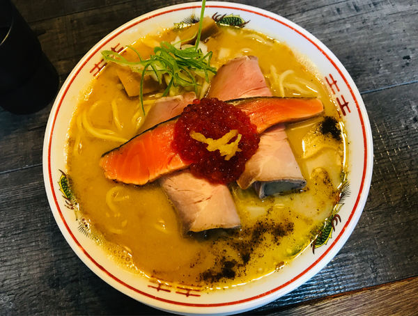 「【限定】秋鮭三昧ラーメン 並＋カラテ流ハラコ飯」@ラーメン カラテキッドの写真