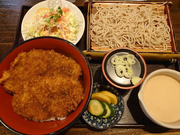「わらじ丼もりそばセット+くるみ汁(1550円)」@そば処 大むらの写真
