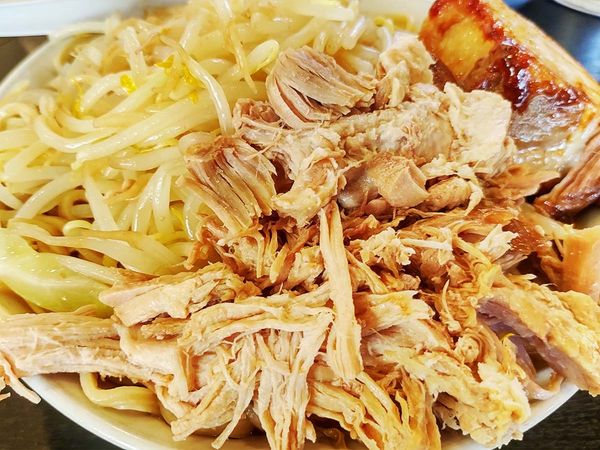 「ラーメン大盛り（＋チーズ＋厚切りブタ）」@麺とび六方の写真