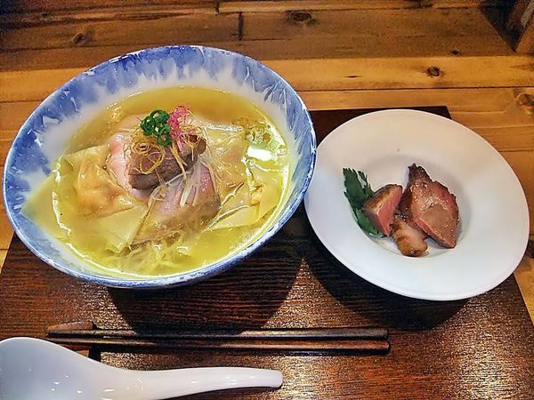 「わんたん入り塩らぁ麺 プラス ちゃあしゅう切り落とし（別皿）」@Ramen FeeLの写真