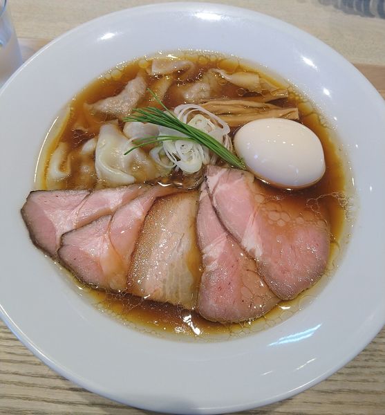 「特製中華蕎麦+ワンタン」@宍道湖しじみ中華蕎麦 琥珀 東京本店の写真