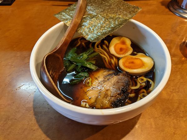 「濃口醤油らーめん+味玉」@本八幡だんちょうてーの写真