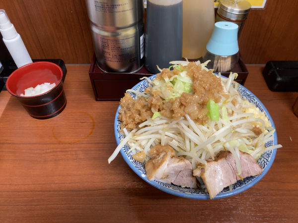 「ラーメン　小　野菜ちょいマシ　ニンニク　アブラ　刻み玉ねぎ」@立川田田の写真