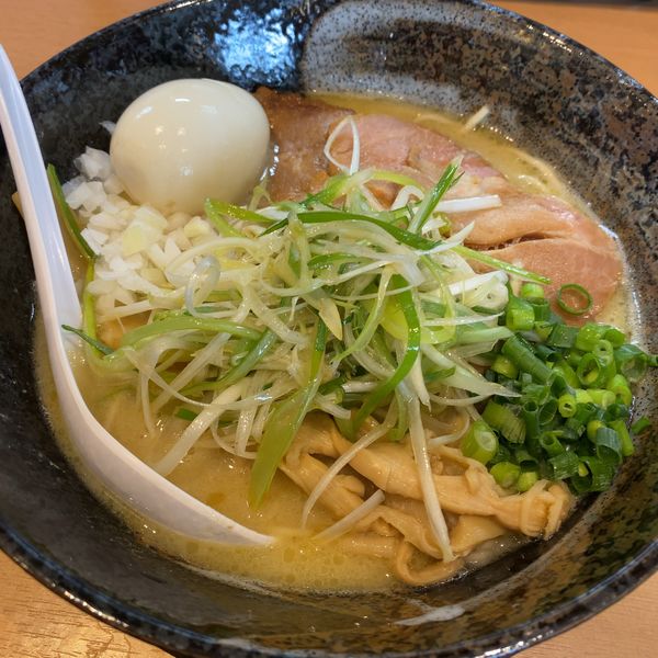 「ネギチャーシューとりそば1100円+ガチャ玉子」@麺堂 稲葉の写真