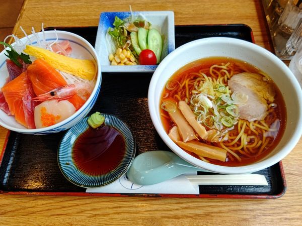 「Aランチ(醤油ラーメン＋海鮮丼)1,100円」@遊彩食の写真