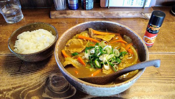 「カレー拉麺＋ガラムマサラ仕立て・半ライス」@拉麺酒房 熊人の写真