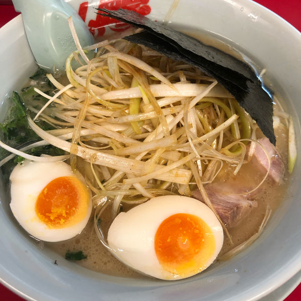 「醤油ネギラーメン 770円 味付玉子」@ラーメン山岡家 大泉店の写真