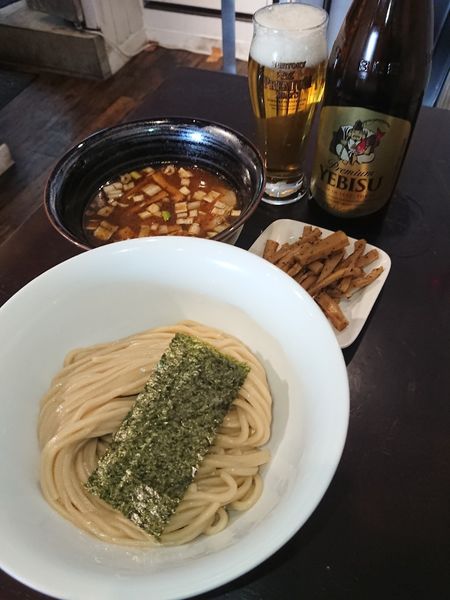 「ビール 600円＋つけ麺(少なめ) 890円」@つけ麺 麦の香の写真