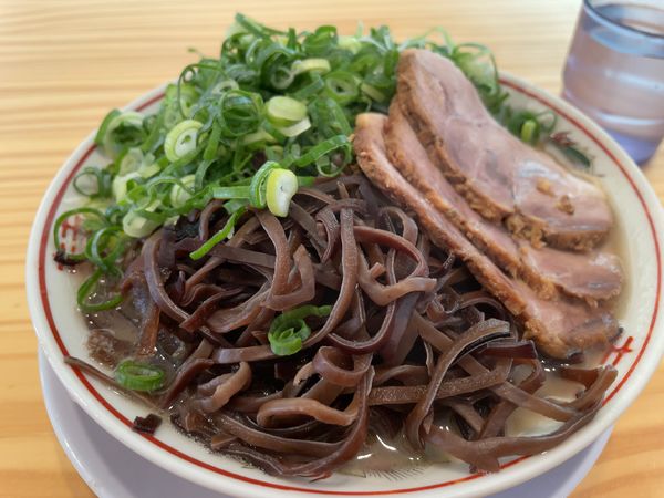 「豚骨らーめん＋ネギ＋キクラゲ＋替え玉」@てっちゃんの写真