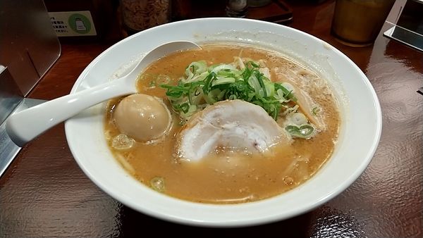 「白味噌らーめん（６９０円）（味玉はサービス券使用）」@威風 川崎店の写真