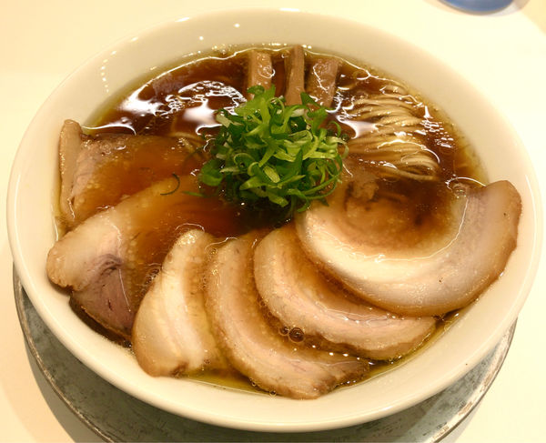 「醤油ラーメン+煮豚トッピング （1560円）」@上方レインボーの写真