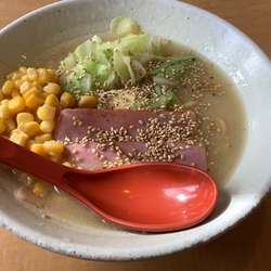 鶏ガラ使用の塩バタコーンラーメン　950円