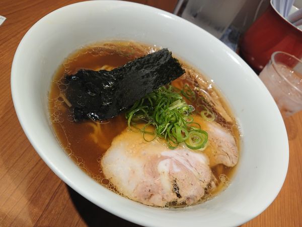 「醤油らぁ麺 1000円」@支那そばや 東京ラーメンストリート店の写真