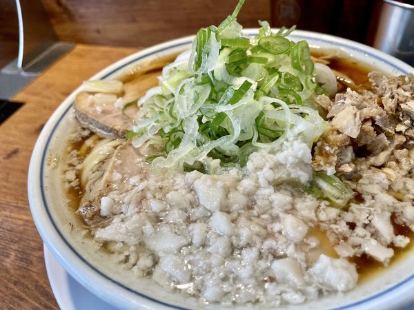 「背脂中華そば ＋ ネギ ＋ ほぐし肉」@煮干し中華そば 小松屋の写真