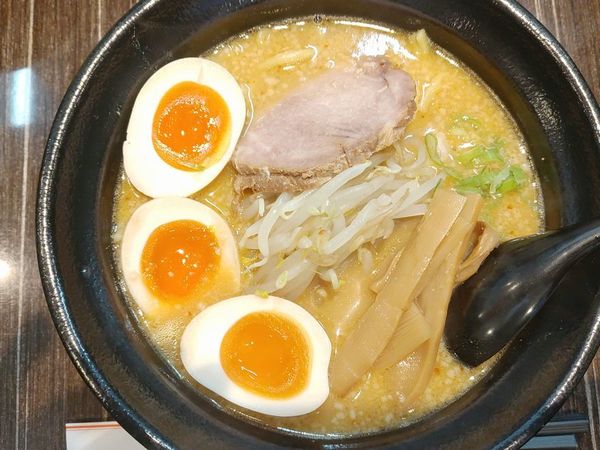 「味噌らーめん＋味付半熟玉子」@らーめん専門 旨麺 こむぎやの写真