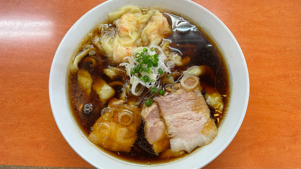 「海老ワンタンメン(濃口、麺大盛り)」@日陰の写真