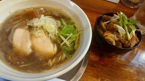 「煮干し中華そば(750円税込)＋もつ煮ご飯(350円税込)」@やきとり酒場 とりまじの写真