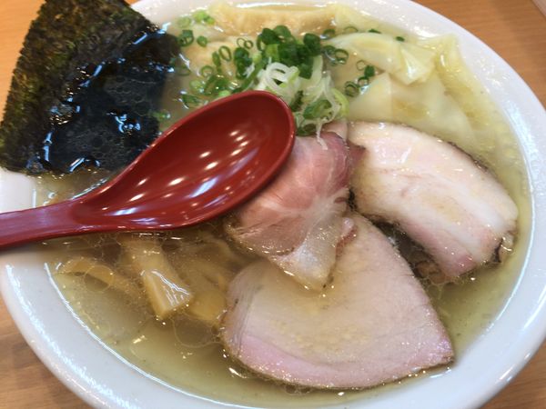 「塩そば780円+ワンタン3つ120円」@多加水手揉み熟成麺 くるりの写真