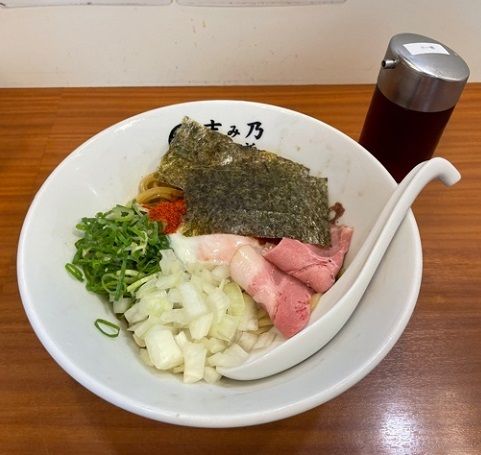 「冷やしピリ辛飛出汁麺　950円。」@吉み乃製麺所 大和店の写真