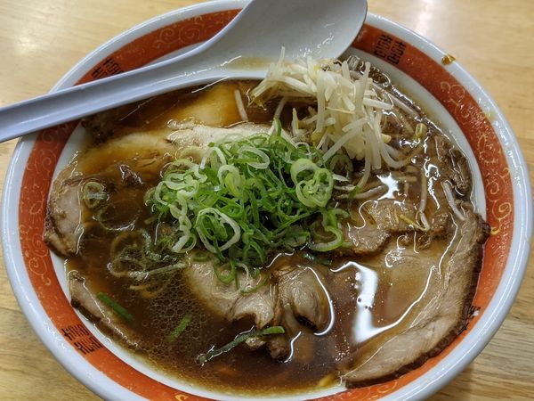 「醤油　中」@特製ラーメン専門 豚菜館の写真
