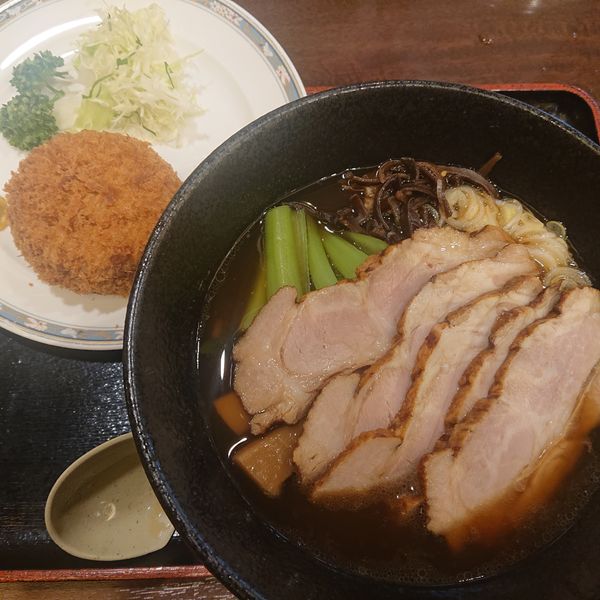 「彩牧チャーシューメン980円、メンチカツ240円」@レストラン 花鳥風月の写真